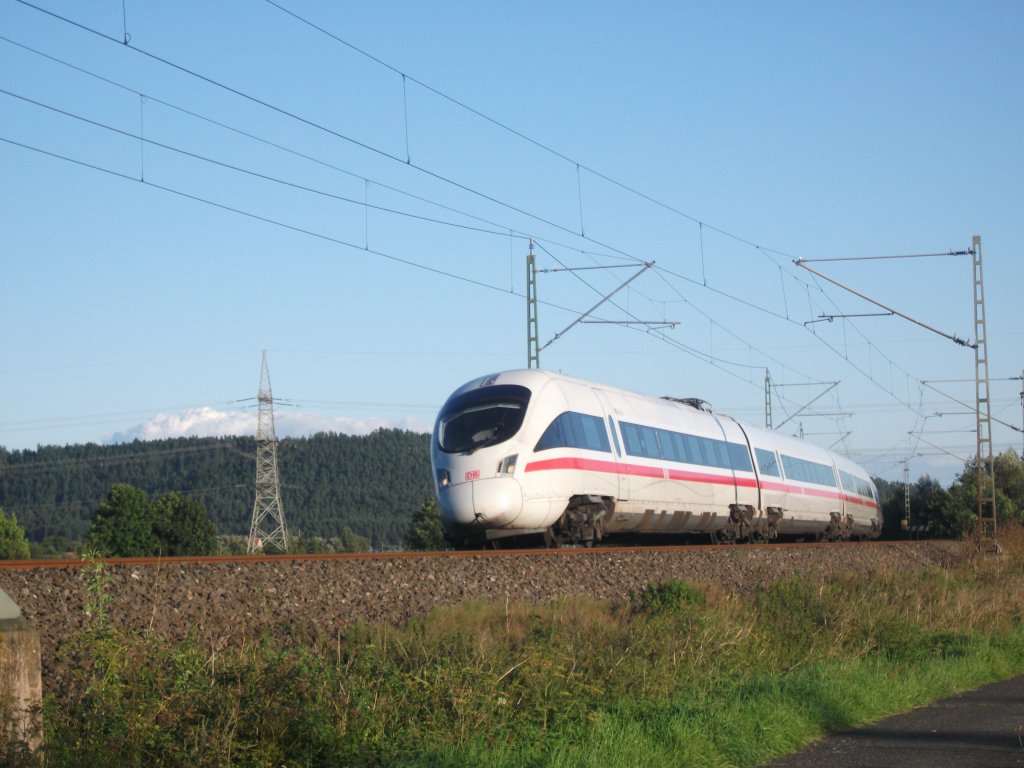 Der ICE 1602 nach Dresden Hbf, legte sich am 31.8.10 in Halach(b. Kronach) in die Kurve.
