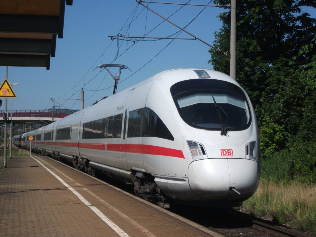 Der ICE 1606 nach Warnemnde durchfuhr am 20.8.10 den Bahnhof Stockheim(Oberfr) Richtung Saalfeld(S).