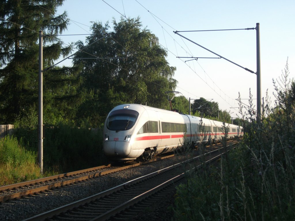 Der ICE 1643 nach Dresden, fuhr am 19.7.10 am Bahnbergang in Leipzig-Miltitz in Richtung Hauptbahnhof vorbei.