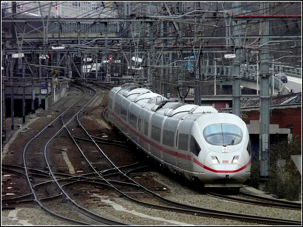 Der ICE 3 4604 kommt am 06.02.2011 den  plan inclin  heruntergefahren, bevor er den Bahnhof Lige Guillemins erreicht. (Hans) 