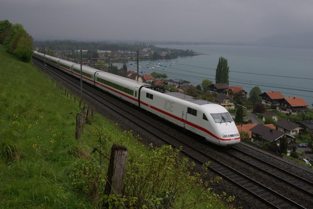 Der ICE 371 fhrt am 15.5.10 von Einigen Richtung Spiez.