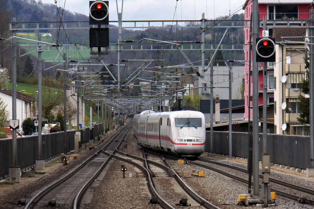 Der ICE 401 575-6 kurz vor dem Bhf. Lausen im Baselbiet. Ob der L�rmschutzzaun f�r die Anwohner rechts wohl ausreicht ? 21.4.2012