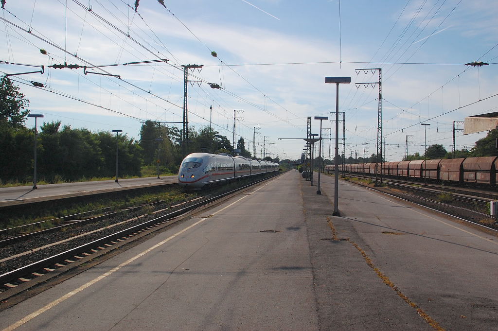 Der ICE 4684 Forbach-Lorraine ist abgeb�gelt durch den Stromwechselabschnitt im Bahnhof Emmerich auf Gleis 2 unterwegs und vollzieht so den Systemwechsel von Gleich auf Wechselstrom. 12.8.2012