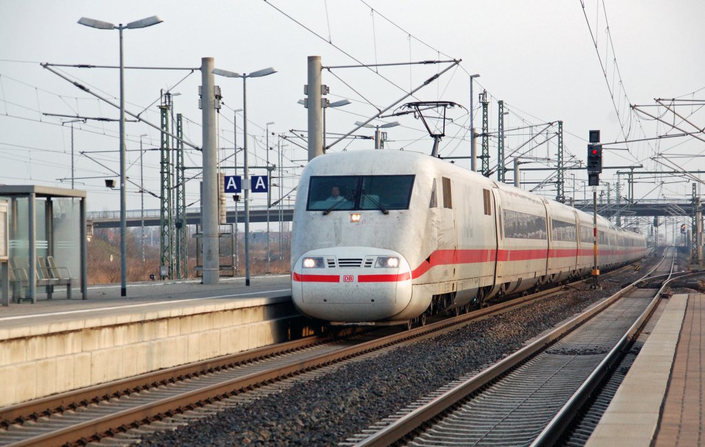 Der ICE 701 durchfhrt auf dem Weg nach Leipzig am 02.04.11 Bitterfeld.