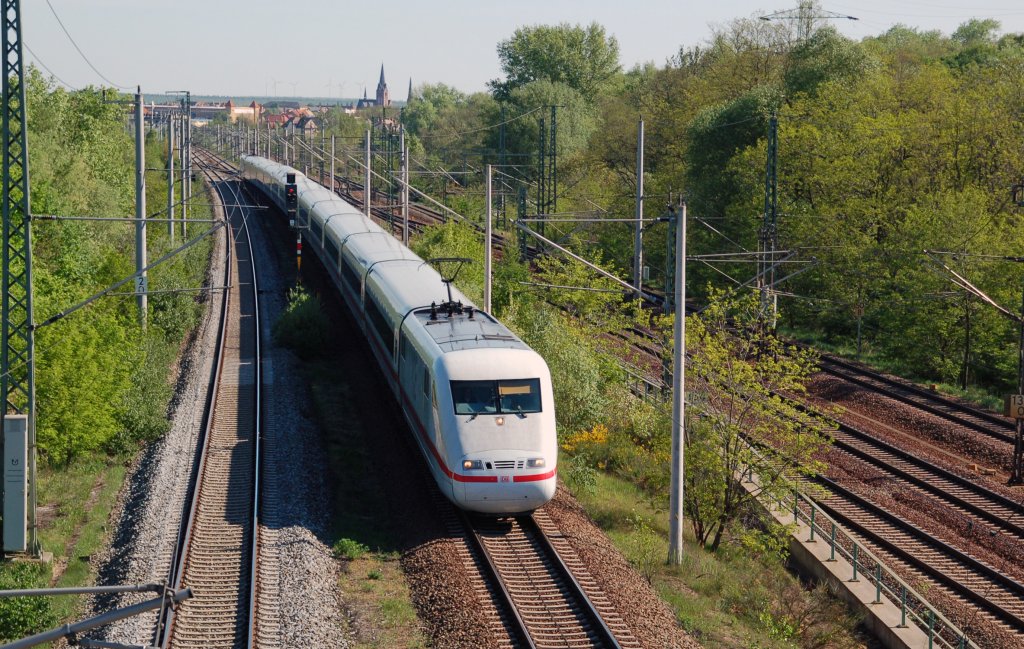 Der ICE 703 eilt am 01.05.11 durch Holzwei�ig seinem Ziel Leipzig entgegen.