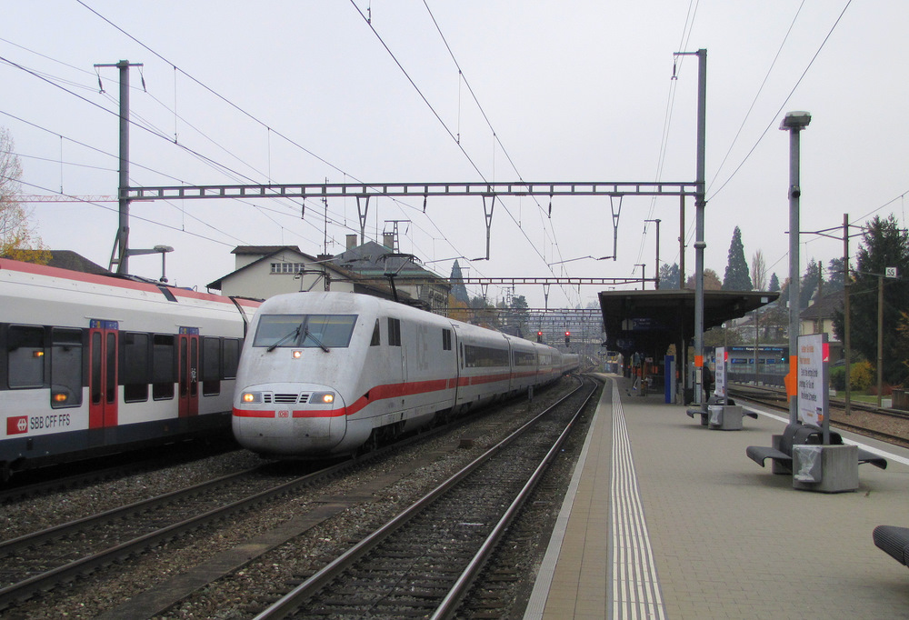 Der ICE 72 von Z�rich nach Hamburg-Altona �ber Frankfurt(Main) Hbf wird in wenigen Minuten seinen n�chsten Halt Basel erreichen. Hier sieht man den Zug in Liestal. 06.11.2011