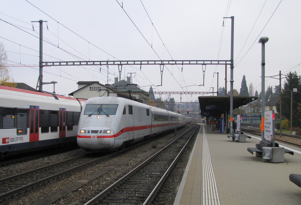 Der ICE 72 von Zrich nach Hamburg-Altona ber Frankfurt(Main) Hbf wird in wenigen Minuten seinen nchsten Halt Basel erreichen. Hier sieht man den Zug in Liestal. 06.11.2011