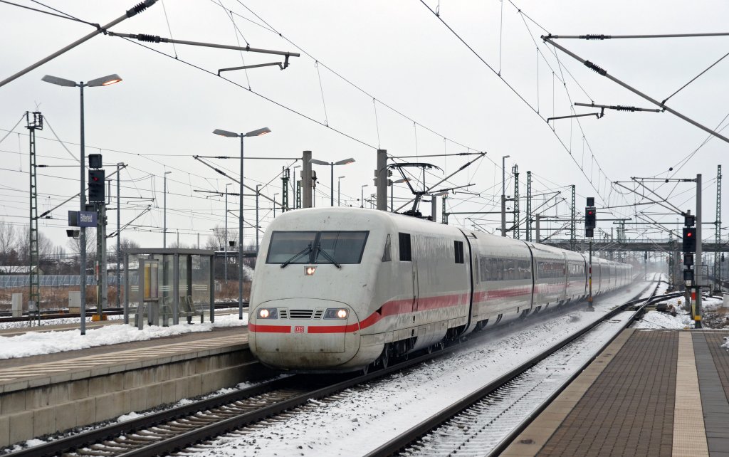 Der ICE 791 von Kiel nach Leipzig braust am 20.02.13 durch Bitterfeld seinem Zielbahnhof entgegen.