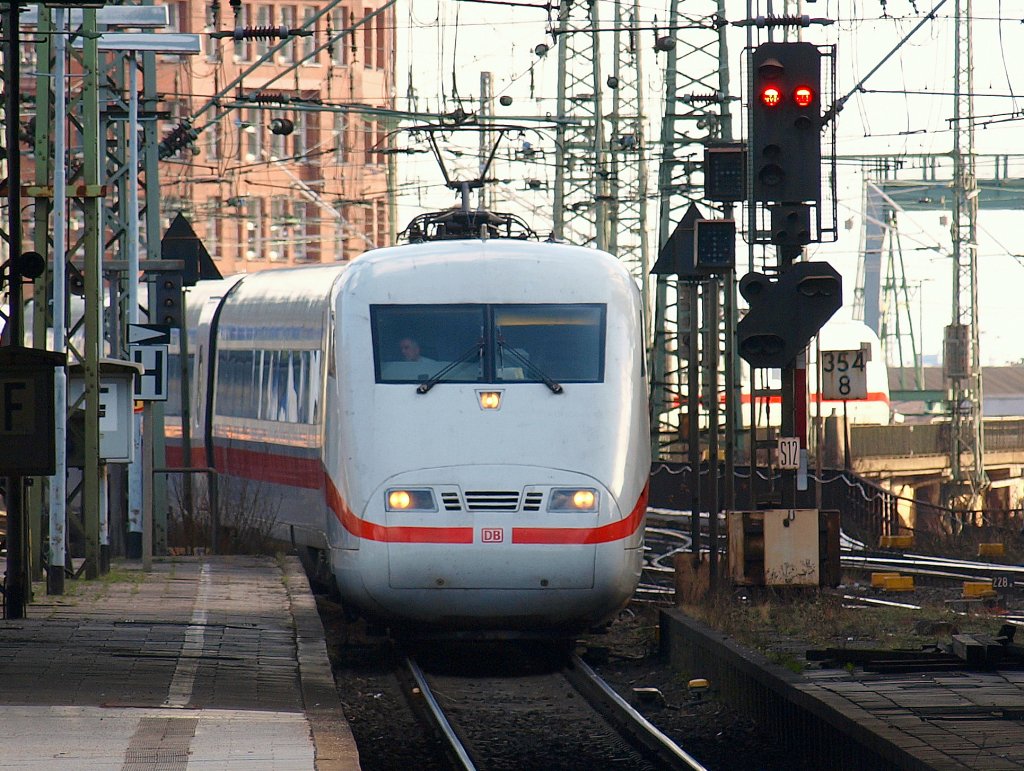Der ICE 880 aus Mnchen fhrt am 21.03.2010 in den Hamburger Hauptbahnhof ein.