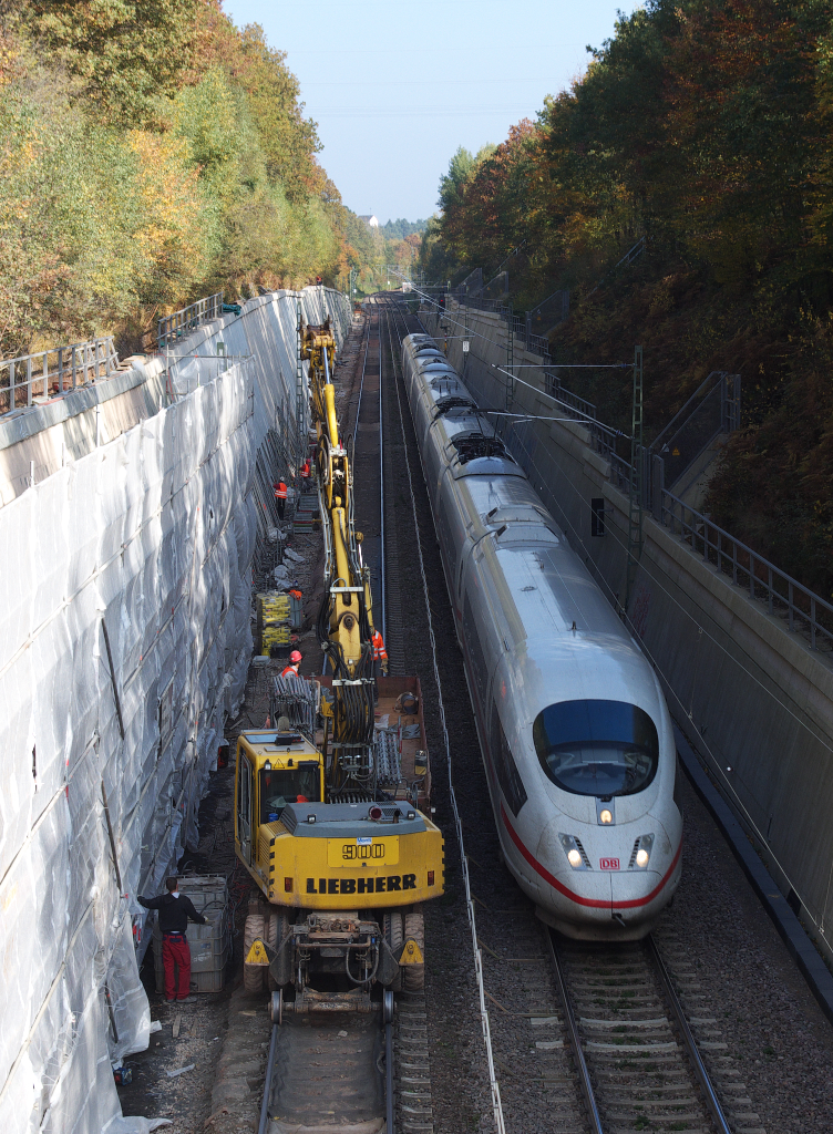 Der ICE von Frankfurt am Main nach Paris Est kann in Deutschland seine Hchstgeschwindigkeit nicht ausfahren. Zwischen Neustadt/Weinstrae und Saarbrcken erreicht er maximal das Tempo eines Regional Express. Erst 50 Km hinter der deutschen Grenze in Frankreich kann man die  Pferdchen  rennen lassen.
23.10.2012 KBS 670 zwischen Rohrbach und St. Ingbert.