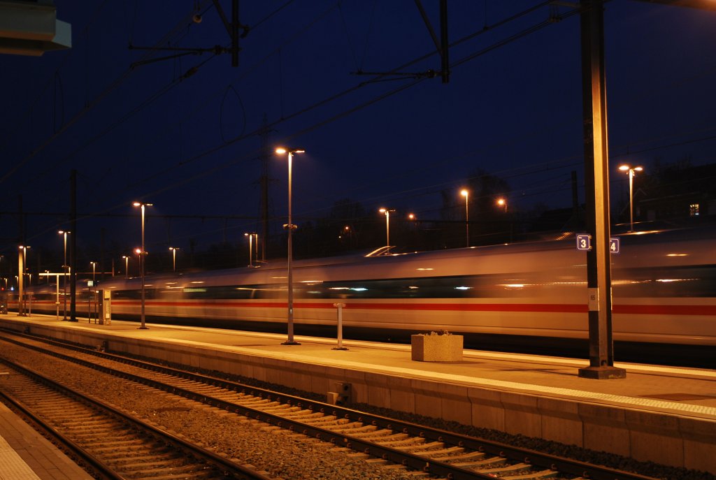 Der ICE Frankfurt-Br�ssel wird �ber Welkenraedt umgeleitet und f�hrt lansgam (mit ca. 40 Minuten Versp�tung) durch den Bhf Welkenraedt. 13. Dezember 2010