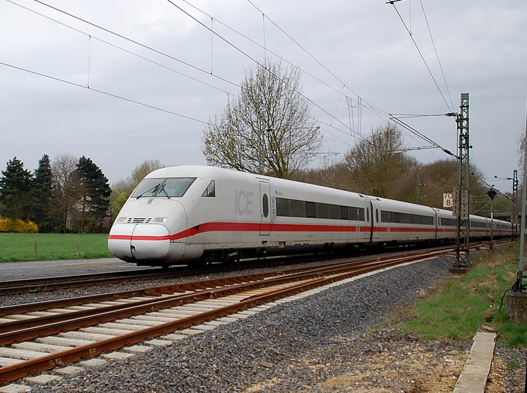 Der ICE Hagen 402 019-4 kurze Zeit nach seinem Start in M�nchengladbach im Bahnhof Kleinenbroich an der KBS 485 am 3.4.2011 abgelichtet.