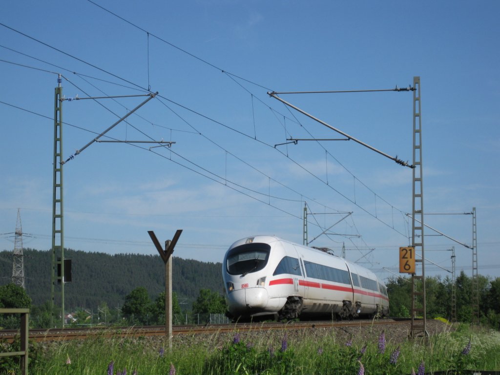 Der ICE  Jena  fuhr am 5.6.10 als ICE 1504 nach Hamburg-Altona. Halach(b. Kronach)