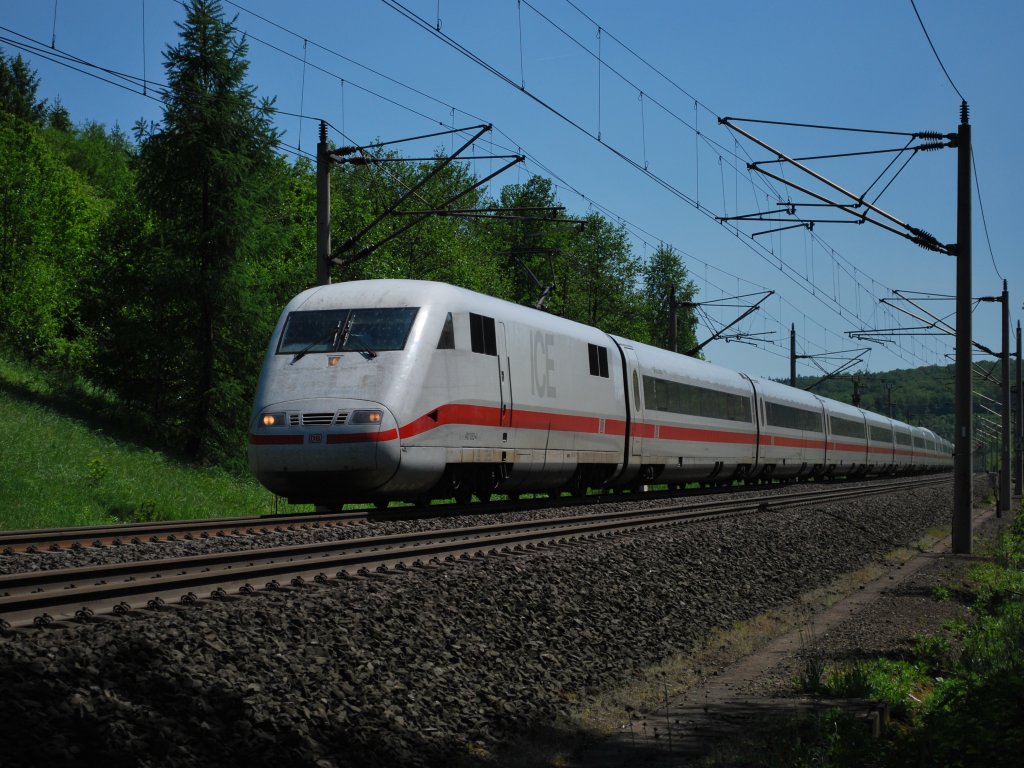Der ICE mit dem Taufnamen  Neumnster  an der st Diekholzen Richtung Hannover.
Aufgenommen am 03.06.2010 um 14:15 Uhr an der SFS Hannover-Wrzburg im Hildesheimer Wald.