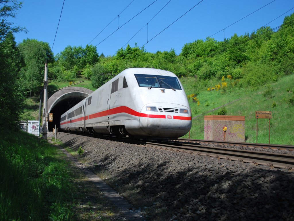 Der ICE mit dem Taufnamen  Hildesheim  verl�sst den Escherbergtunnel (3687m) und rast nun an der �st Diekholzen vorbei auf den Eichenbertunnel zu.
Aufgenommen am 03.06.2010 um 11:37 Uhr an der SFS Hannover-W�rzburg im Hildesheimer Wald.