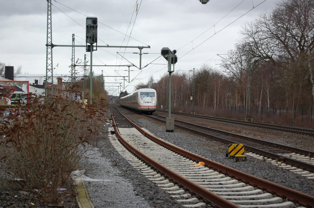 Der ICE Mnchengladbach-Berlin Ostbahnhof kurz nach seiner Abfahrt in Korschenbroich. Er fhrt immer Sonntags um 12:05 Uhr, so auch heute am 28.2.2010 bei strmischem Wetter.