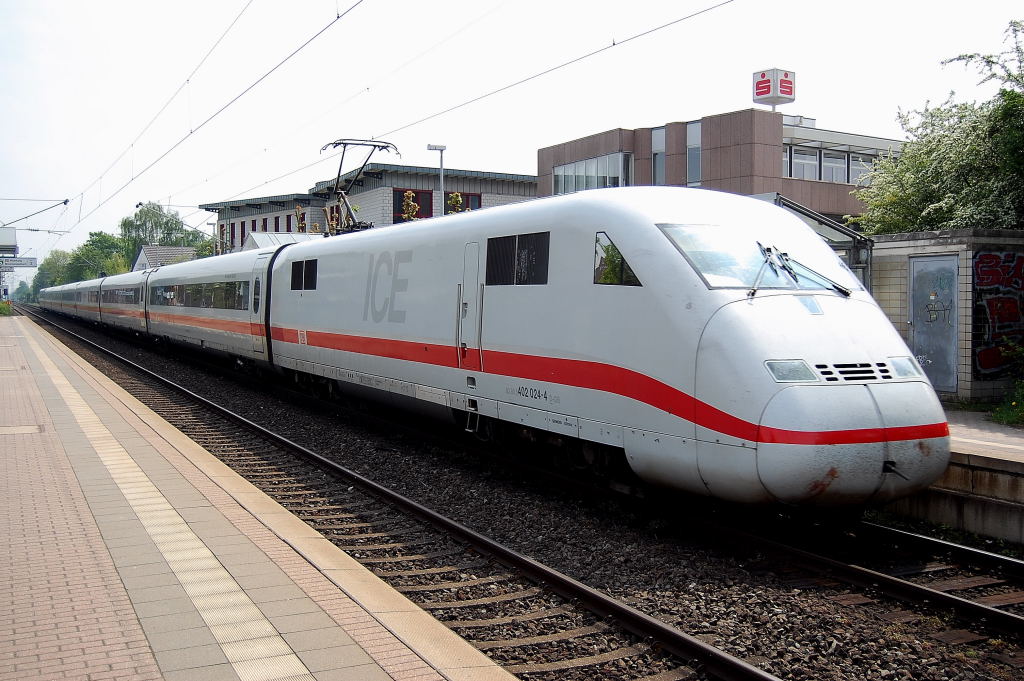 Der ICE M�nchengladbach-Berlin Ostbahnhof zeigt sich hier im Halte Punkt B�ttgen in wenigen Minuten erreicht er Neuss Hbf, dieses Mal ist es der 402 024-4. Sonntag 9.5.2010
