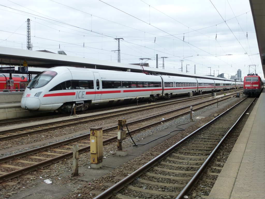 Der ICE nach Wien Westbahnhof steht hier am 23.Juni 2013 im Nrnberger Hbf.
Rechts daneben sieht man noch den RE nach Mnchen hbf.
