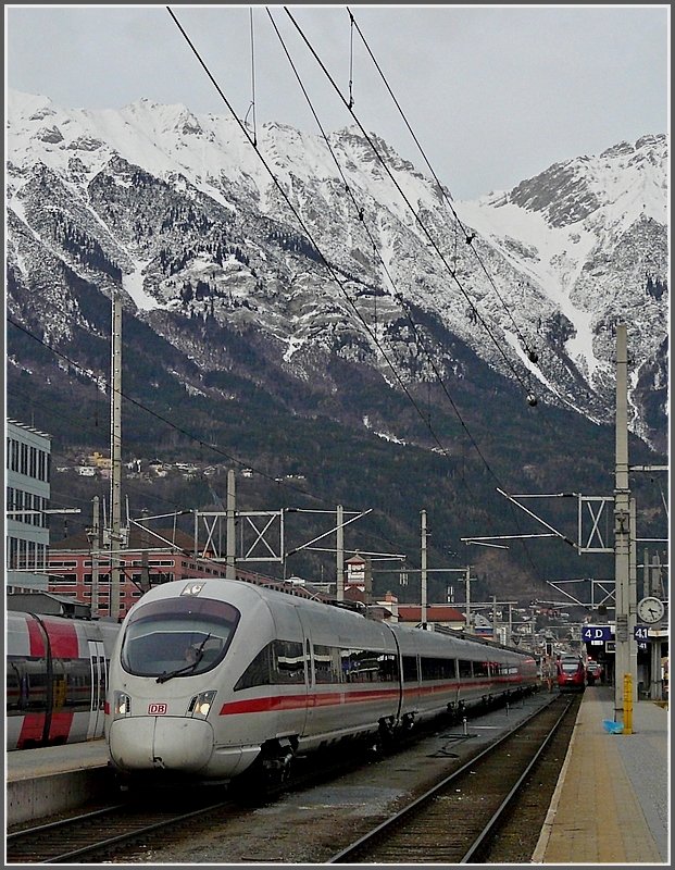 Der ICE-T 411 513-5  Hansestadt Stralsund  schleicht am 22.12.09 ohne Halt durch den Hauptbahnhof von Innsbruck. (Jeanny)