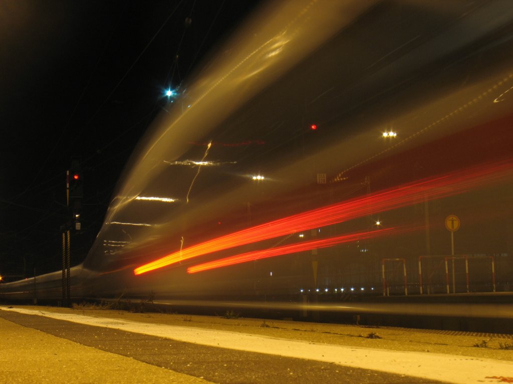 Der ICE-T mit dem Gespann 411 und 415 schwingt sich elegant aus dem Frankfurter Hbf hinaus zur letzten Fahrt des Tages nach Dresden (16.11.2009).