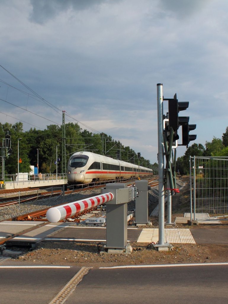 Der ICE-T7  Wittenberge  Tz 1132 als ICE 1508 von Mnchen Hbf nach Warnemnde bei der Durchfahrt in Nassenheide.