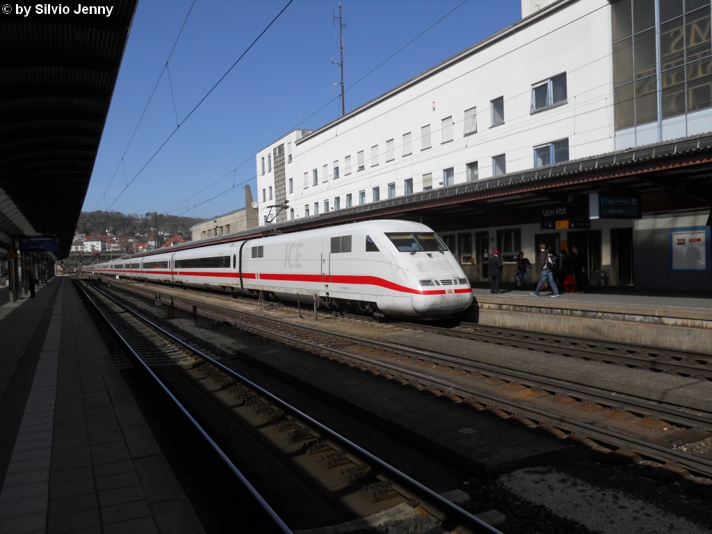 Der ICE1 in voller L�nge. Am 17.4.2010 verl�sst der BR 401 004-7 ''M�hldorf a. Inn'' Ulm Hbf als ICE 594 nach Berlin Ostbahnhof.