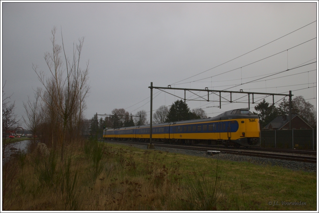Der ICMm-Triebzug 4218 fuhr als IC 1641 (Flughafen Schiphol-Enschede) durch den Bahnhof von Rijssen am 7. Januar 2012. Leider war es zu diesem Zeitpunkt sehr dunkel geworden und hatte es angefangen zu regnen.