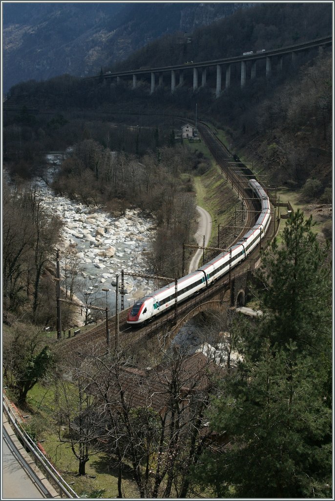 Der ICN 882 Chiasso - Zrich hat die Horizontale der ehemaligen Station Giornico verlassen und fhrt nun in der 27 Promille Steigung ber die Ticino in den ersten Kehrtunnel der  Biasciana . 
3. April 2013