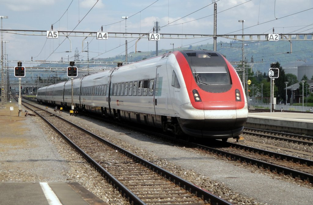 Der ICN RABDe 500 019-5  Friedrich Glauser  durchf�hrt am 02.05.11 den Bahnhof Rotkreuz.
