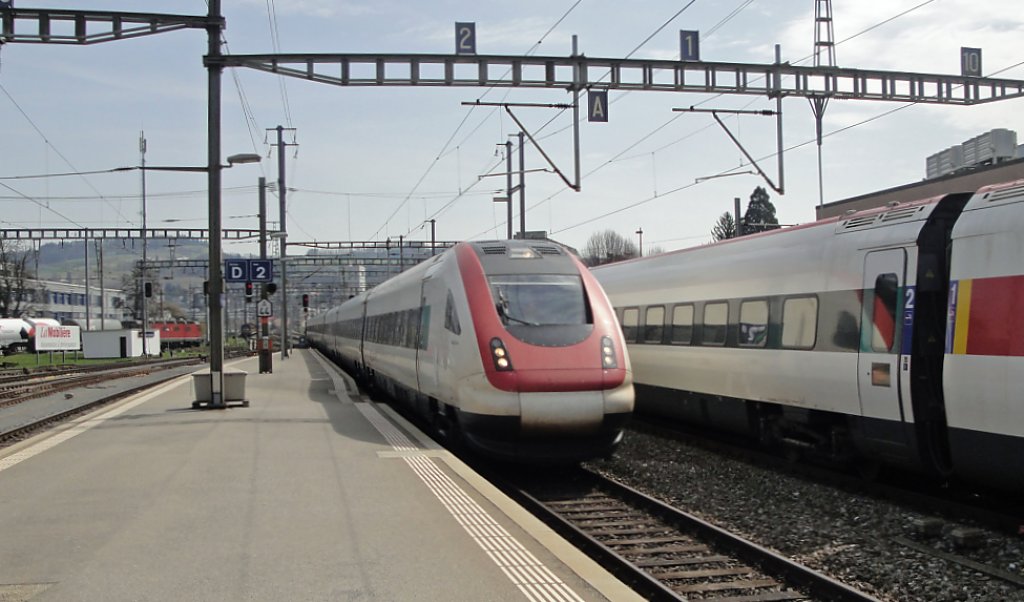 Der ICN RABDe 500 026-0  Alfred Escher  fhrt am 07.04.10 in Yverrdon-les-Bains ein.
