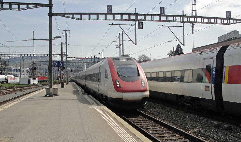 Der ICN RABDe 500 026-0  Alfred Escher  fhrt am 07.04.10 in Yverrdon-les-Bains ein.