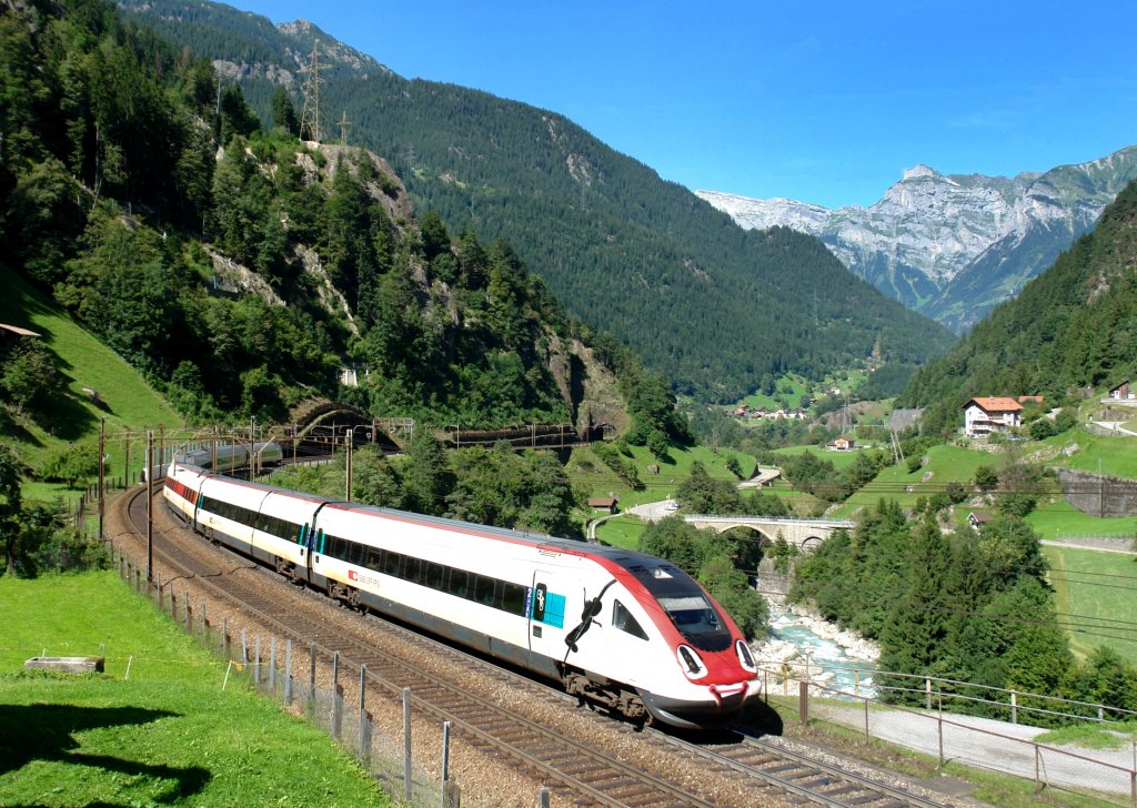 Der ICN RABDe 500 037  Grock  auf dem Weg nach Lugano am 26.08.2010 unterwegs bei Intschi.