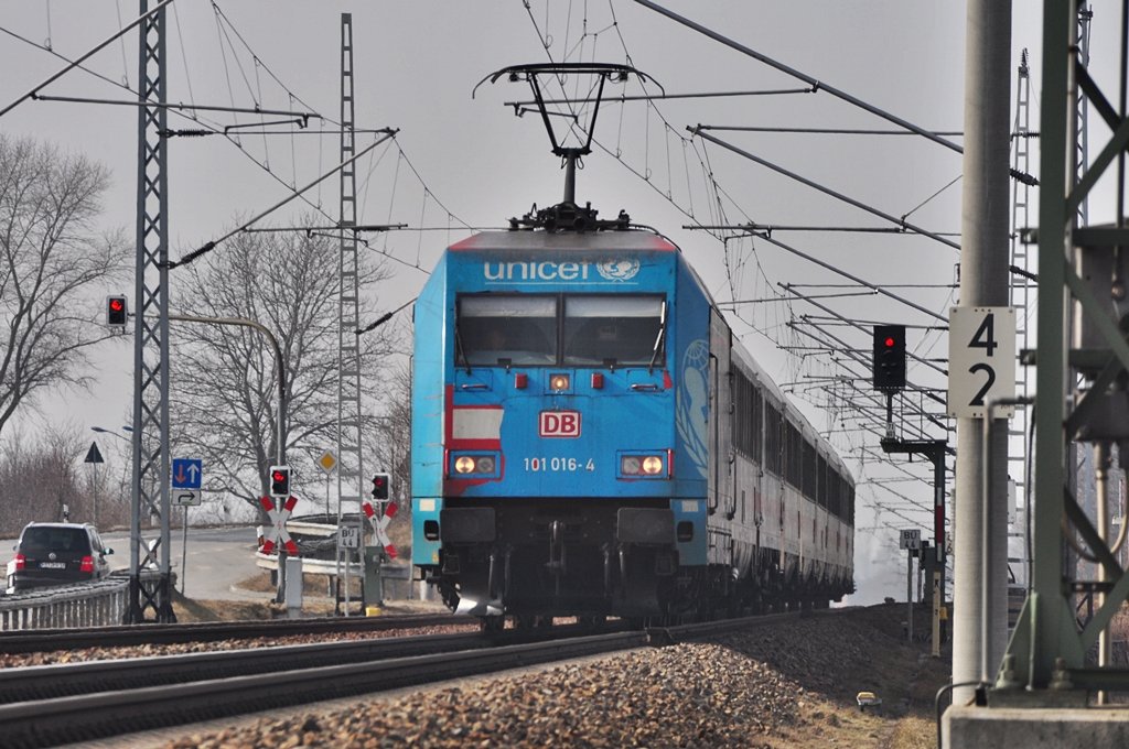 der Imageschaden der UNICEF hat offenbar auch an der 101 016 ihre Spuren hinterlassen, hier im Anflug auf den Hbf Stralsund am 18.03.2010