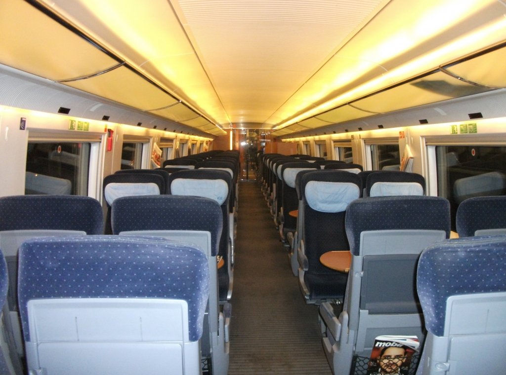 Der Innenraum eines ICE 3 Groraumwagen. Aufgenommen am 03.Mrz 2012 in Nrnberg. Der Zug endete in Nrnberg, deswegen ist der Zug leer.