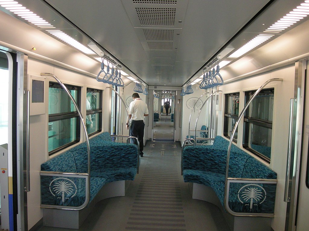 Der Innenraum eines Triebwagens der Dubai Metro im Juli 2010.