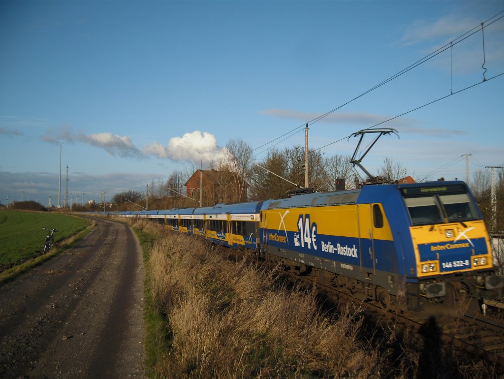 Der Inter-Connex mit 146 522 auf dem Weg zum Rostocker Hbf
13.12.09