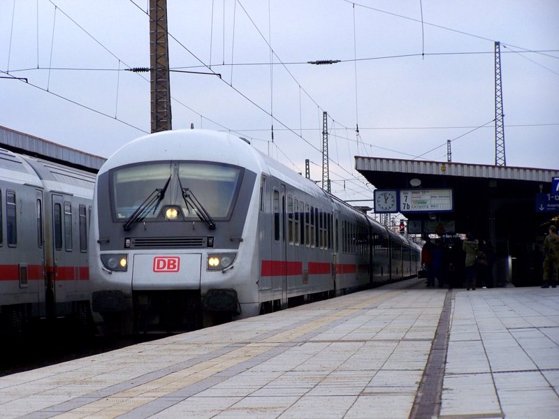 Der InterCity 2037 aus Oldenburg auf dem Weg nach Leipzig fhrt in den Magdeburger Hbf ein. Einmal Kopf machen und ab geht's nach Leipzig. 13.12.09