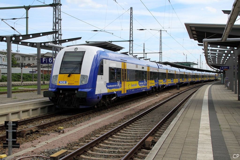 Der Interconnex X 80003 nach Warnemnde steht am 21.8.2010 in Rostock Hbf.