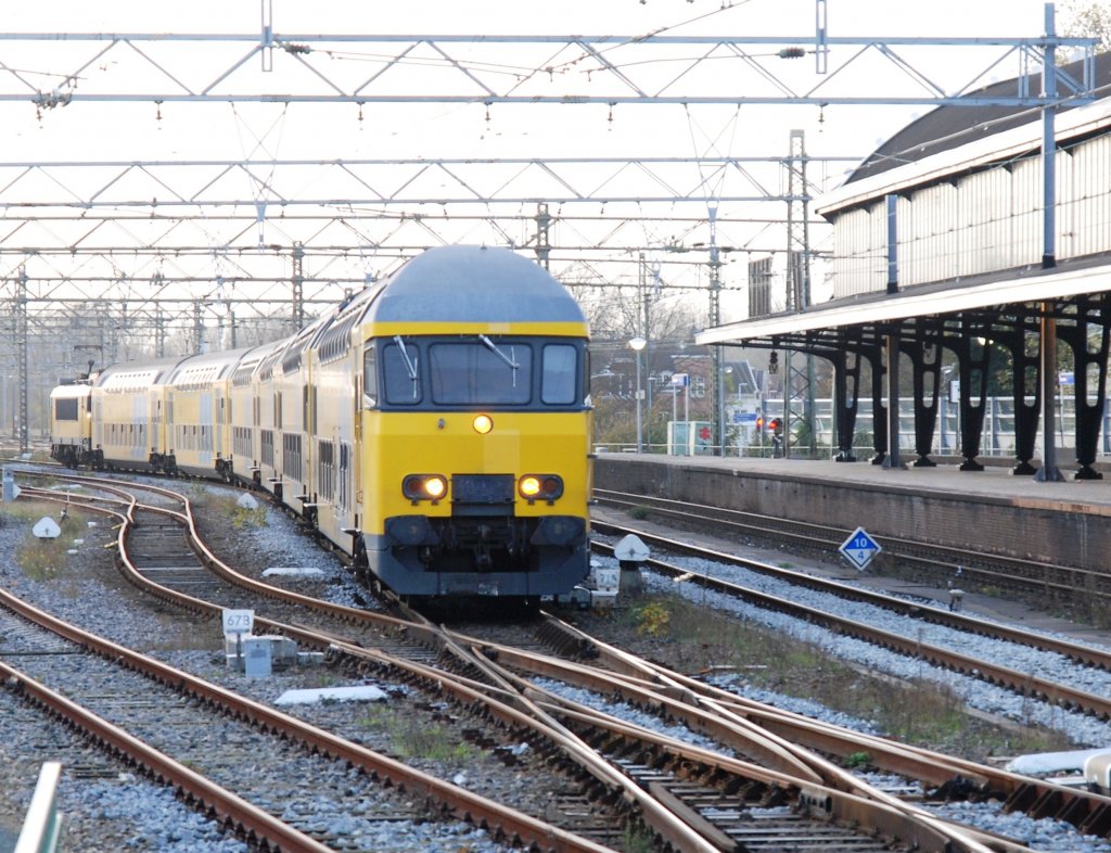 Der Interregio Breda - Amsterdam mit DDM-1 (6831) beim einfahrt in Hbf Haarlem.