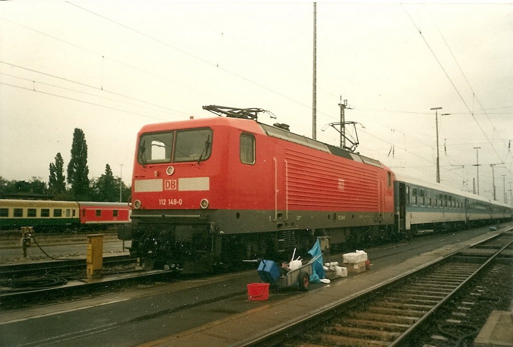 Der Interregio mit der 112 149 war im August 1998 bereit nach Reinigung zur Abfahrt als Leerpark vom Abstellbahnhof Berlin Grunewald nach Berlin Zoologischer Garten.