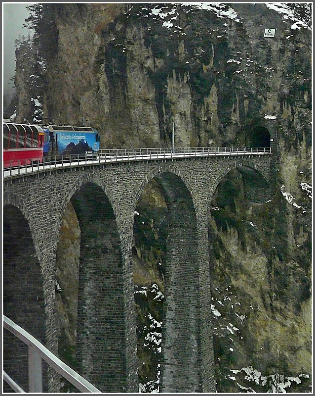 Der inzwischen wieder ausgepackte Landwasserviadukt prsentierte sich am 24.12.09 noch recht schneelos, als die Ge 4/4 III 647  Grsch  den Bernina Express darber zog. (Jeanny)