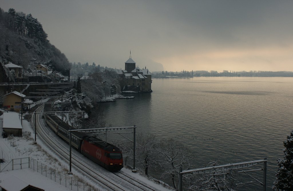 Der IR 1418 von Brig nach Genf Flughafen fhrt am zugeschneiten Chteau de Chillon um 11.50 vorbei. 
(05.01.2010)