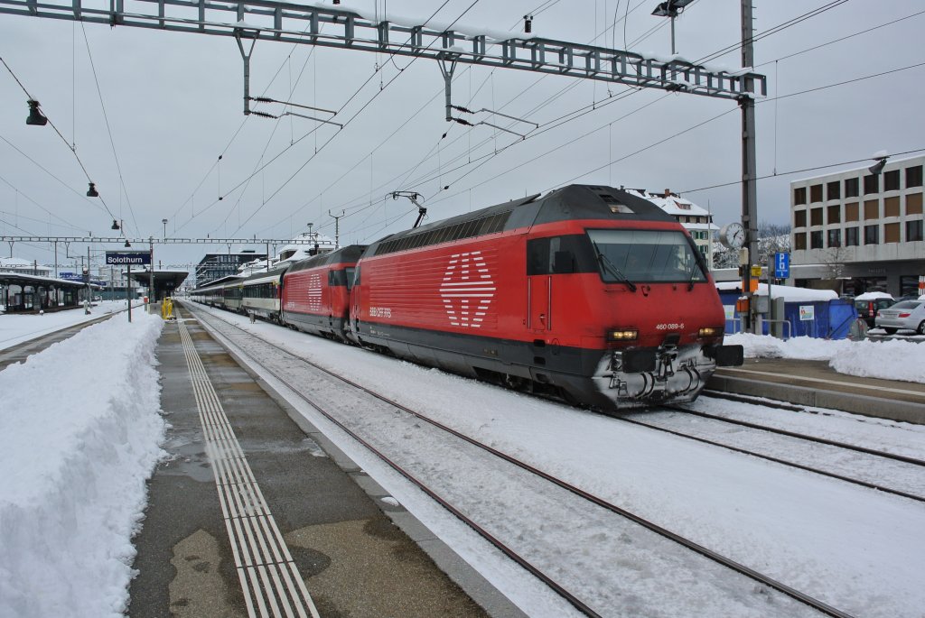 Der IR 2125 wird heute ausnahmsweise von 2 Re 460 gezogen: Re 460 089-6 (vorne im Bild) und 460 074-8 in Solothurn, 09.12.2012.

