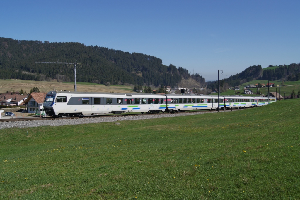 Der IR 2414 fhrt am 9.4.11 von Biberbrugg Richtung Altmatt.