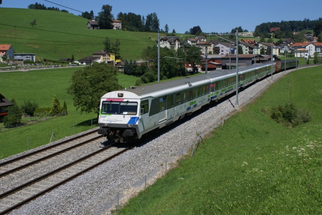 Der IR 2420 befindet sich am 31.7.10 ausgangs Degersheim. 
