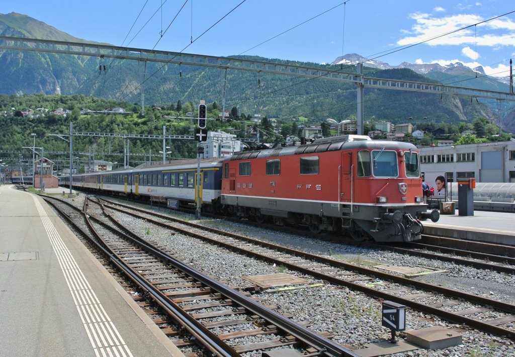 Der IR 2819 wird soeben aus dem Abstellfeld in den Bahnhof rangiert, um anschliessend durch den Simplontunnel nach Domodossola (Italien) zu fahren. Der Zug besteht aus der Re 4/4 II 11138 und 2 5-teiligen Simplonpendeln, somit hat der Zug eine beachtliche Lnge (fr einen EWI/II Pendel) von 10 Wagen. Der Grund fr diese Lnge ist, dass der Zug bei der Rckfahrt die Besucher des Marktes in Domodossola zurck in die Schweiz bringen muss, 14.07.2012.