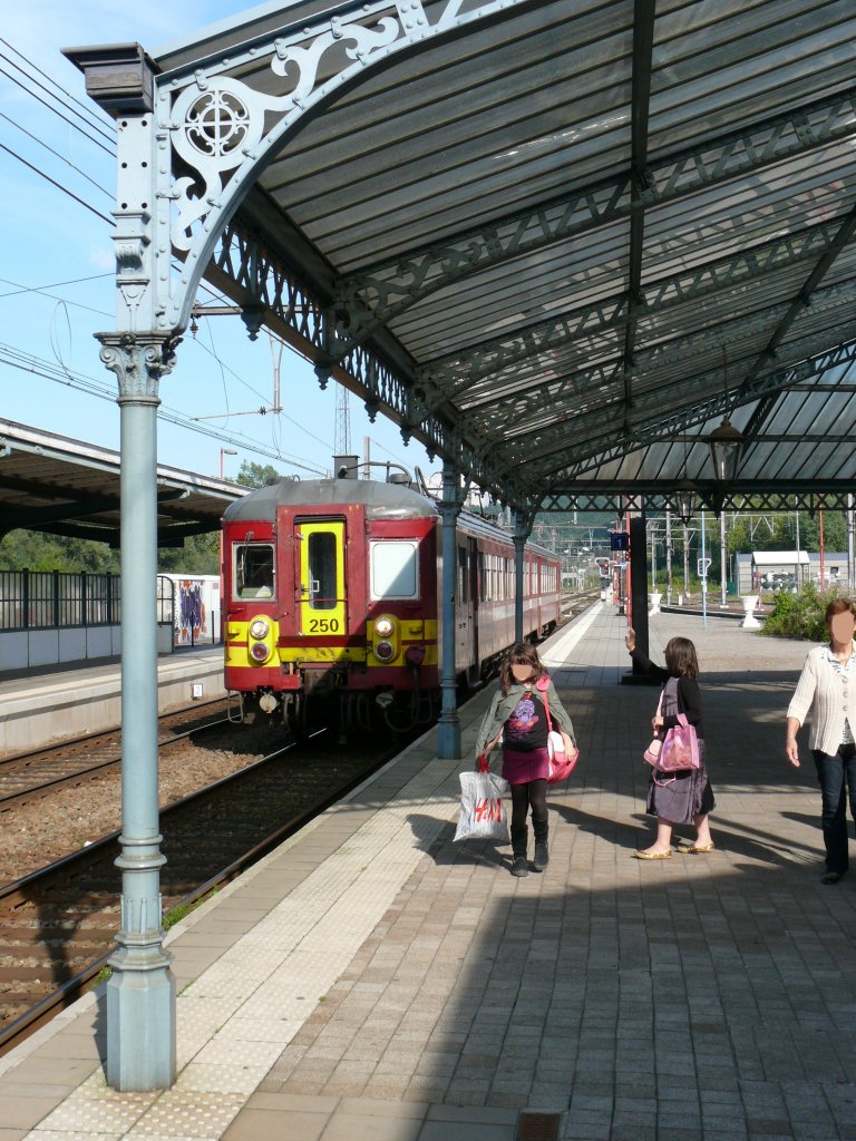 Der IR 5037 Aachen-Hbf - Lige-Guillemins mit Triebwagen 250 der Serie AM63 fhrt im Bhf Pepinster ein. Schn zu erkennen, dass bei der Modernisierung des Bahnhofs das alte Vordach zwischen den Gleisstrngen nach Lttich (hier im Bild) und auf der rechten Seite Richtung Spa erhalten wurde. Die Aufnahme entstand am 04/09/2010.
