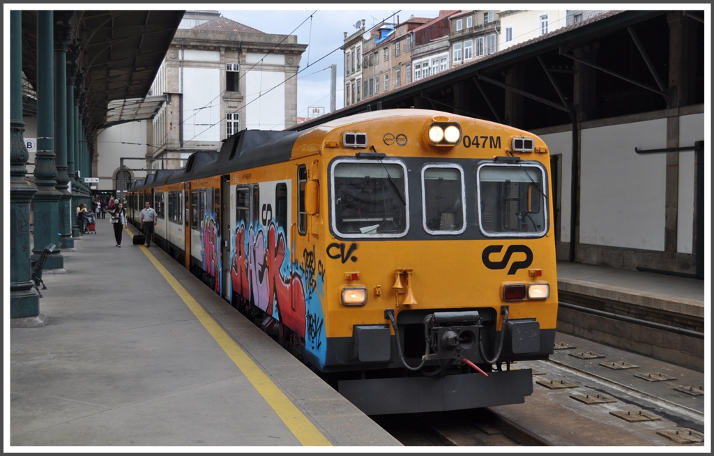Der IR 863/865 ab Porto S�o Bento nach Regua und weiter nach Tua und Po�inho war das einzige versprayte Fahrzeug, das ich w�hrend meines Aufenthaltes in Porto gesehen habe. (17.05.2011)