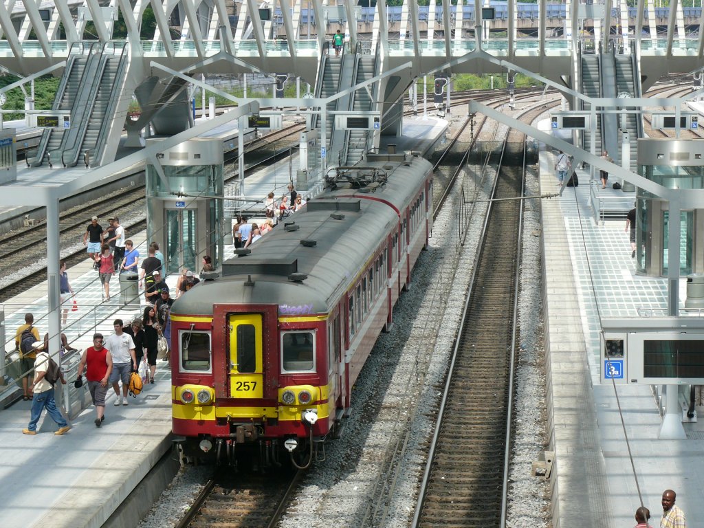 Der IR Aachen - Lttich mit dem Triebzug 257 (AM 65) ist soeben im Bahnhof Lige-Guillemins eingefahren. Aufgenommen am 03/07/2010.