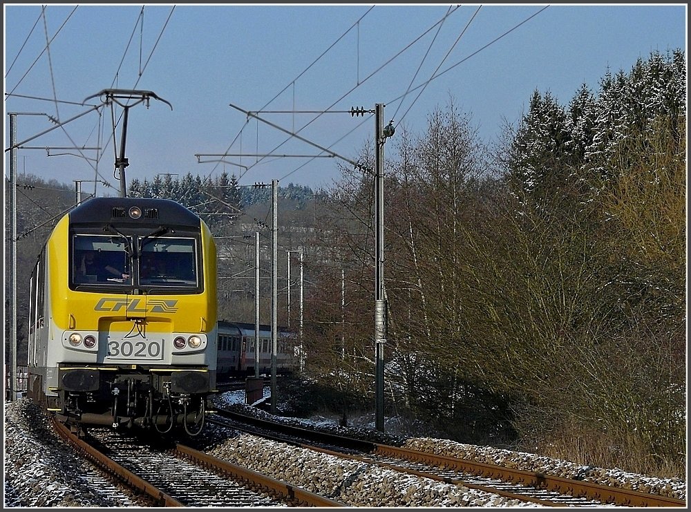 Der IR Liers-Luxemburg fhrt am 26.01.10 durch die leicht gezuckerte Landschaft in Enscherange. (Jeanny)